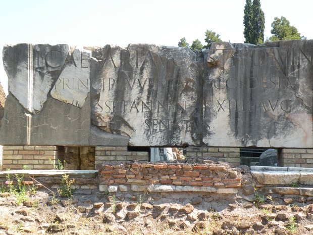  inscription gravée sur une pierre